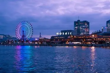 The neighbouring entertainment and shopping district Harbourland glows invitingly at night.