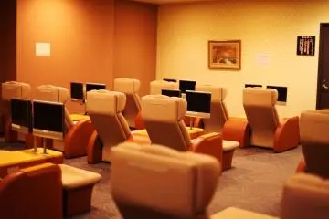 <p>ห้องพักผ่อนของโรงแรม: เก้าอี้สุดสบายพร้อมทีวีส่วนตัว</p>