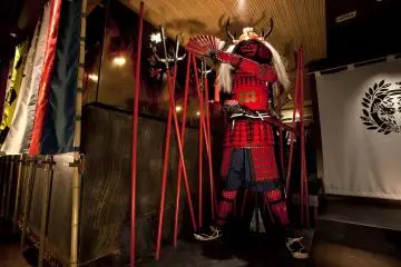 Una de las armaduras que te esperan en la entrada de Sengoku Buyuden