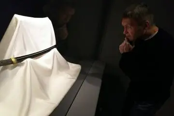 Admirando una de las Espadas Tesoro Nacional de Japón