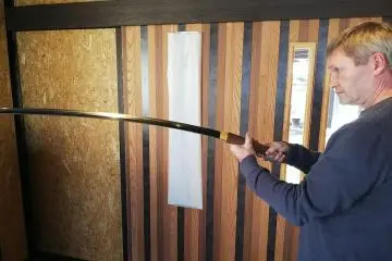 Observando una de las espadas de Taro
