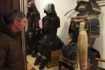 Armaduras samurai y armas en exhibición en el castillo