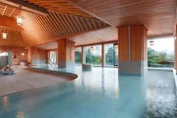 Un baño de aguas termales con vistas panorámicas