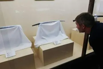 Admirando las espadas en la residencia samurai del clan Nomura