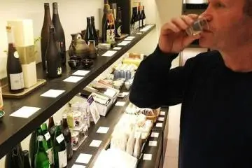 Probando las distintas variedades de sake en la fábrica Fukumitsuya
