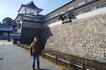 Las edificaciones reconstruidas con muros de piedra en el parque del Castillo Kanazawa