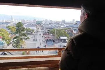 La vista desde el portón principal del Templo Zenkoji