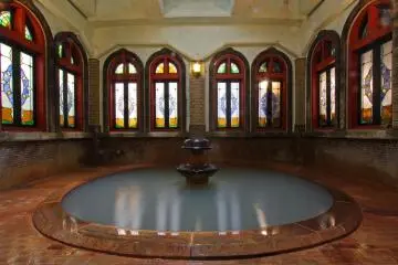 Los antiguos baños de aguas termales en el Ryokan Kanaguya