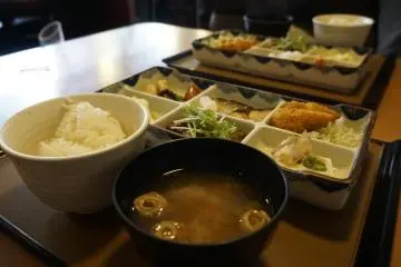 Kami memesan set teishoku yang istimewa, karena berisi banyak lauk sekaligus: ikan, katsu, daging, tahu, sayur seperti kentang dan jamur, juga salad -- lengkap sekali!