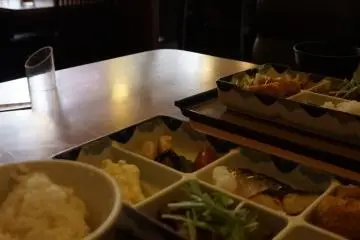 Menikmati teishoku ditemani suasana tradisional