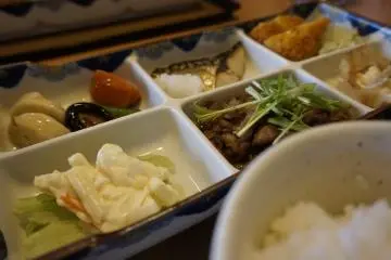 Set teishoku kami, tampak dekat -- jangan tergoda ya!