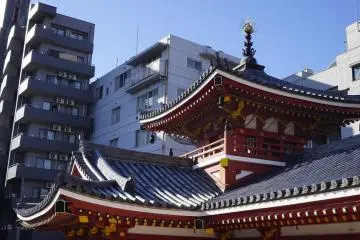 Bangunan kuno ini berpadu apik dengan gedung modern di sekitarnya