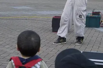 Area alun-alun yang ramai seringkali dijadikan panggung pentas bagi para musisi dan performer jalanan