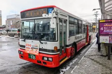 A shuttle bus which takes visitors to the Korekawa Jomon Museum