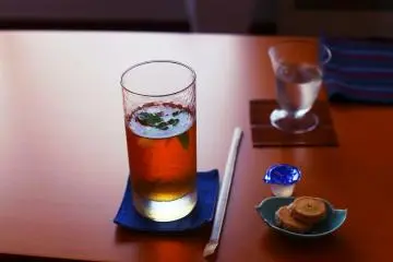 Es teh saya yang menyegarkan dan kue kering yang harganya hanya ¥500