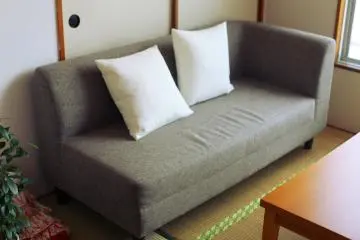 Sofa modern untuk pengunjung yang datang dalam jumlah banyak