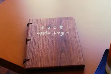Menunya semua dalam Bahasa Jepang dan ditulis di papan menu kayu yang menarik
