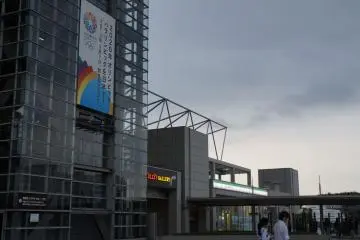 왼쪽의 현수막은 도쿄가 후보 도시 인 2020 올림픽과 패럴림픽을 언급한다. 도쿄가 선정되면, 도쿄 빅 사이트는 레슬링, 파워 리프팅, 보치아, 태권도, 펜싱과 같은 특정 행사를 개최한다.