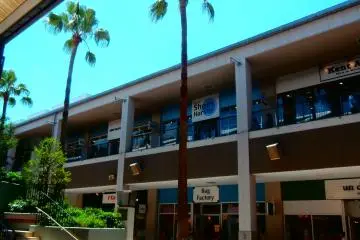 Palm trees, blue sky, white walls . . . doesn't it remind you of LA?