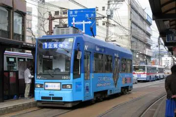 A tram on Line 1 (Photo: <a href="https://commons.wikimedia.org/wiki/File:Nagasaki_Electric_Tramway_1800_Series_Tram_1801.jpg" target="_blank" rel="noreferrer noopener nofollow">G43 / CC BY 3.0</a>)
