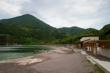 <p>ห้องเปลี่ยนเสื้อผ้าและห้องน้ำตลอดแนวชายหาด</p>