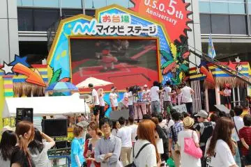 <p>Live shooting of a variety show! They are playing miniature baseball; blown up on screen.</p>
