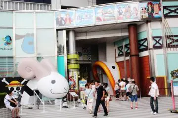 <p>Entrance to the Fuji TV goods store, located next to is the One Piece themed restaurant.</p>