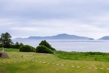 호텔 앞의 중앙 섬에서는 인접하는 치부리지마 섬을 볼 수 있다