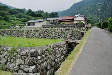 <p>산 밑의 마을에서 나치 폭포로 걸어가는 길은 길고 힘든 여행이였다. 그러나 폭포의 절경은 그 모든 것을 보상해 줄만큼 값진 모습이였다.</p>
