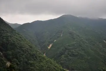 <p>지역을 둘러 싼 산들. 쿠마노의 풍경은 언제나 아름답고 푸르른 산과 숲으로 가득 차 있다.</p>