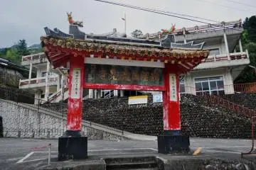 <p>나치 폭포 근처에 있던 중국식 패방(세속적인 곳에서 신성한 곳으로 들어감을 나타내는 일본 도리이와 비슷한 문)</p>