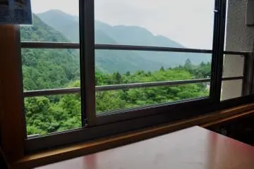 <p>폭포 주변 음식점 창문으로 보이는 산의 풍경. 현지 기념품도 판매한다.</p>
