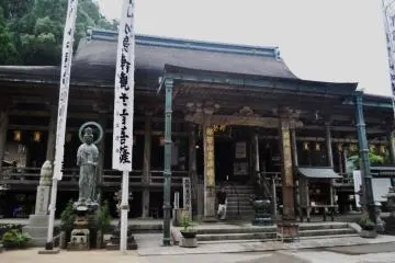 <p>세이간토지 절은 나치 타이샤 성전과 함께 유네스코 세계 문화 유산에 등재되어 있다. 쿠마노산잔의 세 절들이 지어지기도 전에 나치 폭포는 수행하는 장소로 유명했다.</p>