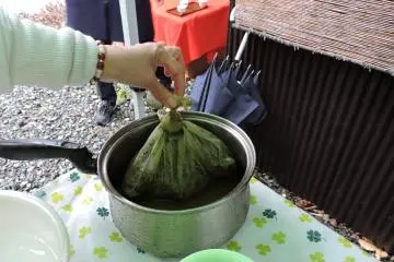 Making natural dye with green tea