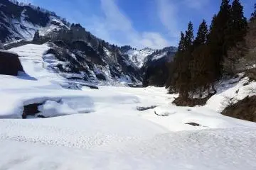 Some of the many beautiful snowbanks around (Photo: <a href="https://en.japantravel.com/profile/susann-schuster/807584151" target="_blank" rel="noreferrer noopener nofollow">Susann Schuster</a>)
