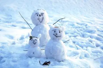 A photogenic family of snowmen 