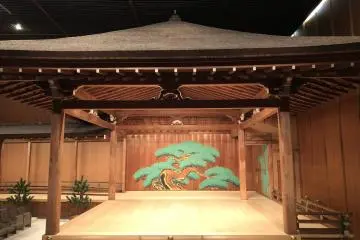 La scène du théâtre Noh, le pin peint à l'arrière est le seul décor, à gauche on aperçoit la fin du pont qui permet l'arrivée des acteurs.