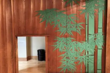 L'entrée de certains acteurs se fait par une petite porte.