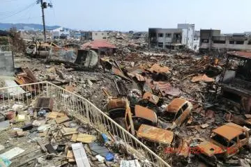 A landscape of waste and rust (Photo: <a href="https://bosaikanko.jp/my06_ishinomaki/%e6%9d%b1%e5%8c%97%e5%a4%a7%e5%ad%a6%e7%a0%94%e7%a9%b6%e8%80%85%e3%81%ab%e3%82%88%e3%82%8b%e9%9c%87%e7%81%bd%e5%86%99%e7%9c%9f-56/" target="_blank" rel="noreferrer noopener nofollow">Tohoku University Disaster Control Research Center</a>)