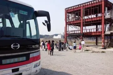 Viewing sites affected by the disaster (Photo: <a href="https://bosaikanko.jp/my39_minamisanriku/%e8%aa%9e%e3%82%8a%e9%83%a8%e3%83%90%e3%82%b9%ef%bc%88%e5%ba%81%e8%88%8e%e5%89%8d%ef%bc%89/" target="_blank" rel="noreferrer noopener nofollow">Tohoku University Disaster Control Research Center</a>)