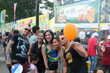 Friends are everywhere on Brazilian Day! Many groups pose it out to capture the memories of this exciting festival.