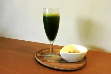 Nitro Matcha dans un verre à champagne