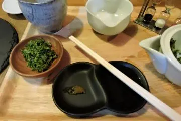On peut manger de tendres feuilles de thé vert !
