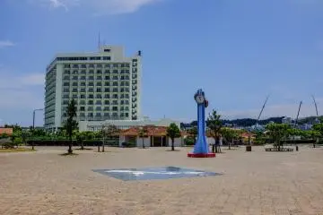 The park grounds surrounding the beach
