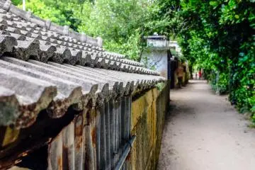 Rumah-rumah tradisional yang dibuat dengan indah tersebar di seluruh desa
