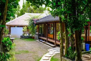Rumah-rumah Okinawa cantik yang tersebar di seluruh desa