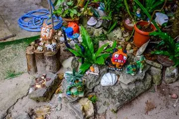 Dekorasi Okinawa tradisional berwarna-warni di seluruh desa