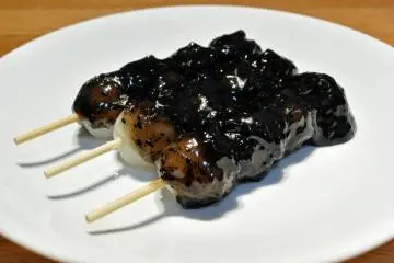 Goma dango, with its richly rustic sesame flavour (Photo: <a href="https://ja.wikipedia.org/wiki/%E3%83%95%E3%82%A1%E3%82%A4%E3%83%AB:Goma_dango_001.jpg" target="_blank" rel="noreferrer noopener nofollow">Ocdp</a>)