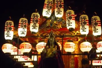 ยะไทบางอันจะมี คะระคุริ (karakuri) หรือหุ่นตุ๊กตาที่เคลื่อนทีไหวได้