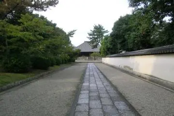 <p>Jalan setapak menuju kuil</p>